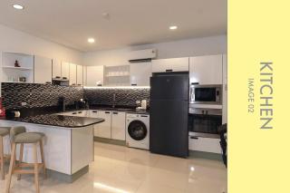 Pool Access 2 BDR Stylish Condo - 4
