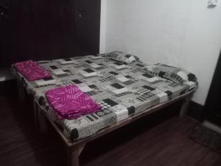 Shri Bankey Bihari Yatri Niwas Homestay l Pandit Rambabu Gautam Ji Dharmshala तीर्थपुरोहित श्री धाम वृन्दावन l 3 minute walking to Bankey Bihari Temple l AC and Non AC room Available - 6