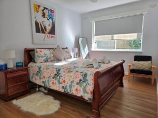 Unwind in style only 7km from CBD - 2