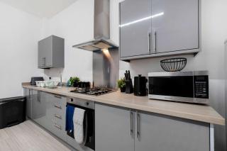 Ground-Floor 2BR Newcastle Retreat Sleeps 4 - 9