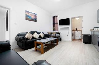 Ground-Floor 2BR Newcastle Retreat Sleeps 4 - 4