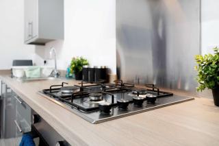 Ground-Floor 2BR Newcastle Retreat Sleeps 4 - 2