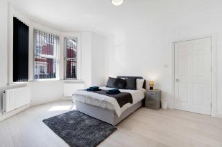 Ground-Floor 2BR Newcastle Retreat Sleeps 4 - 1
