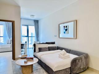 Stylish 2BR with Workspace & City Views - 0