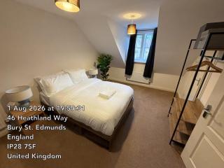 6BR Elegant Home in Mildenhall Perfect for Large Groups - 1