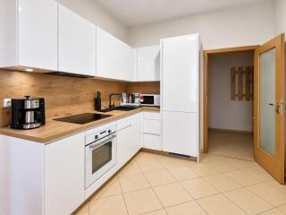 Spacious 2-Bedroom Apartment in City Center 80 m - 4