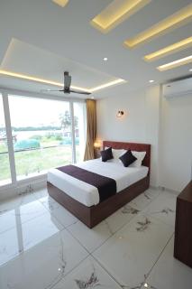 The White House Homestay - 8