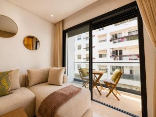 Comfy Apt Balcony 2 Min to Corniche & Garage - 4