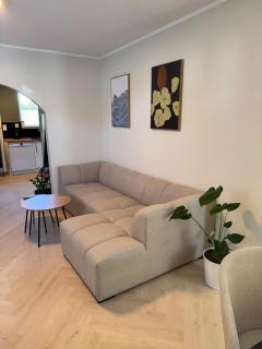 4 Bedroom modern apartment - Central! - 0