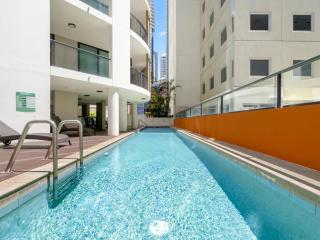 Central Brisbane Stay Sleeps 8 with Free Parking - 2