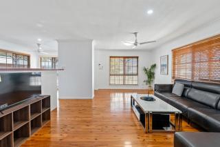 Sunnybank Comfort-4BR Home 2 Bathrooms - 9