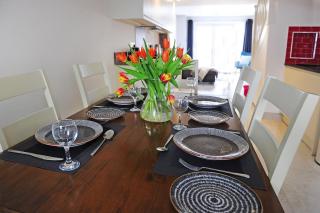 Smart 2 bed, 2 bath, lovely old residential street - 5