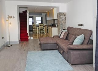 Smart 2 bed, 2 bath, lovely old residential street - 2