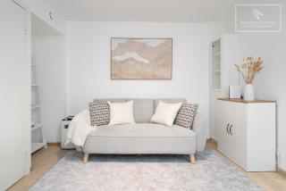 Quiet 2BR, Free Parking, Workspace & Fast WiFi - 4