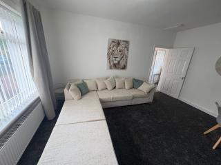 Home in Glasgow 4BR zip links Sleeps 8 G53 - 1