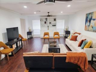 Houston Oasis Pool, Gameroom, & Near IAH Airport - 3