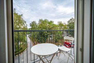 Bright Apartment for 6 - Two Balconies & Parking - 4