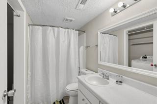 Bright & Inviting Apartment - 2