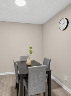 Bright & Inviting Apartment - 6