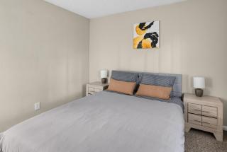 Bright & Inviting Apartment - 4