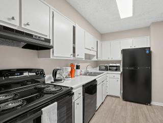 Bright & Inviting Apartment - 8