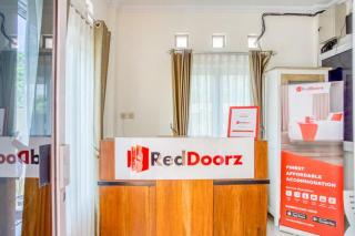 RedDoorz Syariah near Taman Pelangi Monjali - 3