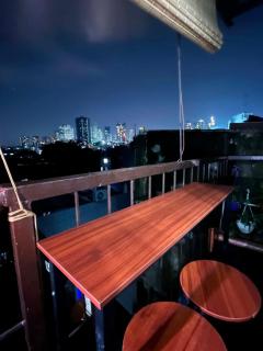 Entire 1BR Moons Home 2 near BGC Full Kitchen & Balcony - 7