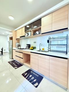 Lux Retreat on Riverside, Stylish and Serene Stay - 5