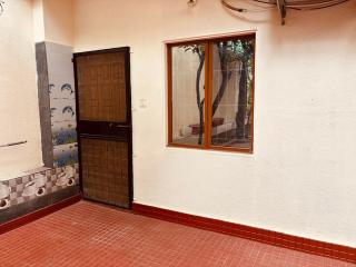 Cheerful, 1 AC Bedroom home with parking - 0