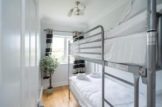 Waterford Villa - 5 Bed - Sleeps 10 - Parking - 3