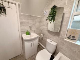 Juniper - A Peaceful Three-Bedroom Retreat - 8