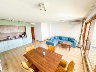 Queen's Lounge - 1