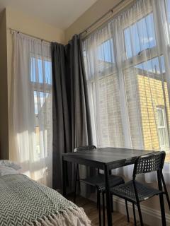 Fitzwilliam Room -Twin beds, TV, Shared Bathroom all Kitchen Amenities -20 Min Walk to Cambridge Centre - 3