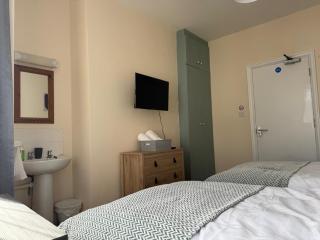 Fitzwilliam Room -Twin beds, TV, Shared Bathroom all Kitchen Amenities -20 Min Walk to Cambridge Centre - 5