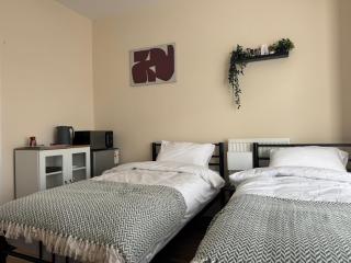 Fitzwilliam Room -Twin beds, TV, Shared Bathroom all Kitchen Amenities -20 Min Walk to Cambridge Centre - 9