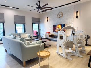 Bukit Indah Timber House KTV Family Escape 10Pax - 8