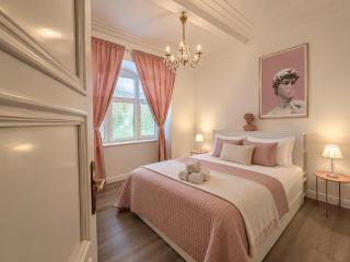Simcity I 2BR Old Town Opulence w self check I heated floors I washer and dryer I Just 3 min walk to main city square - 9