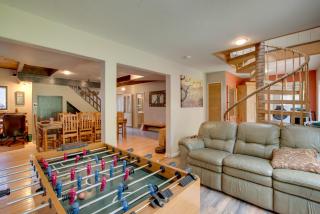 Near Heavenly & Lake Tahoe! Mountain Home, Hot Tub - 0