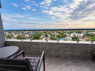 8th-Floor Studio with Rooftop Pool in Cantonments - 8