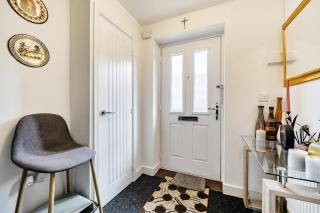 Contractor House, Sleeps 10 Parking & EV Charge, 30 days 10 percent off - 3