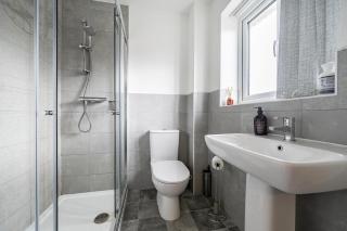 Contractor House, Sleeps 10 Parking & EV Charge, 30 days 10 percent off - 4