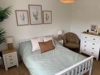 House with Garden & Parking - Sleeps 4 - 9