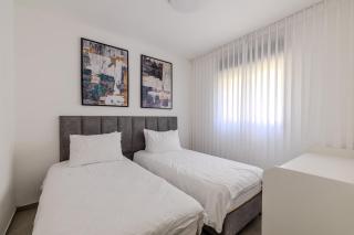 Amazing 4-BDR BY MadrigalRentals - 1