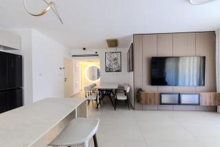 Stylishly designed 4BDR BY MadrigalRentals - 9