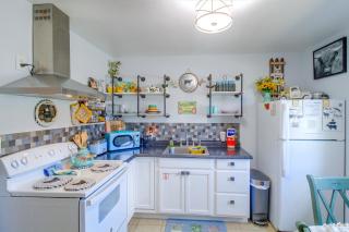 Corner Cottage - Just Minutes from the Water - 3