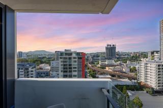 YORK Gorgeous City Views 2 Bedroom with Pool, Gym & Parking - 6