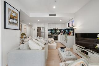 YORK Gorgeous City Views 2 Bedroom with Pool, Gym & Parking - 3