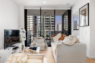 YORK Gorgeous City Views 2 Bedroom with Pool, Gym & Parking - 9