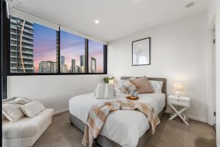YORK Gorgeous City Views 2 Bedroom with Pool, Gym & Parking - 8