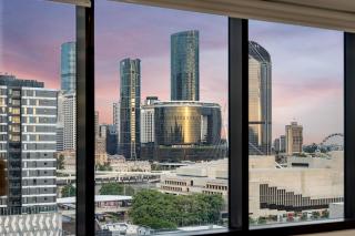 YORK Gorgeous City Views 2 Bedroom with Pool, Gym & Parking - 2